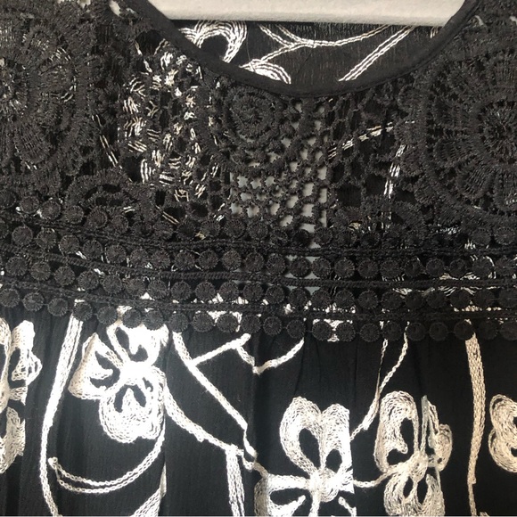 Livi Los Angeles Crochet Embroidered Lace Black and White Floral Boho Hippie Top - Picture 4 of 13